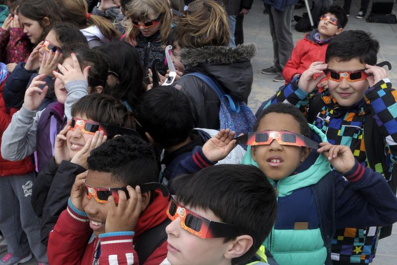 Picture of children looking at an eclipse in Spain. (Getty 