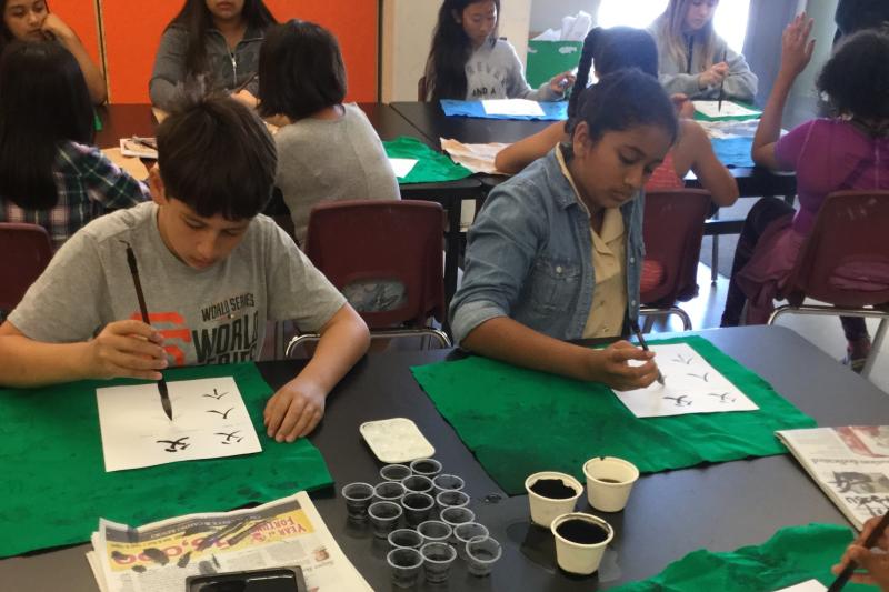 Middle school students learn Chinese calligraphy in a California World Languages Project immersion class. (Photo: Hélène Chan) 