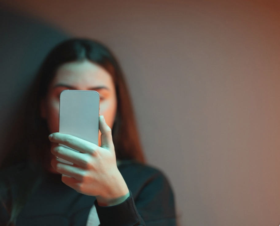 Young woman talking to someone on her smartphone