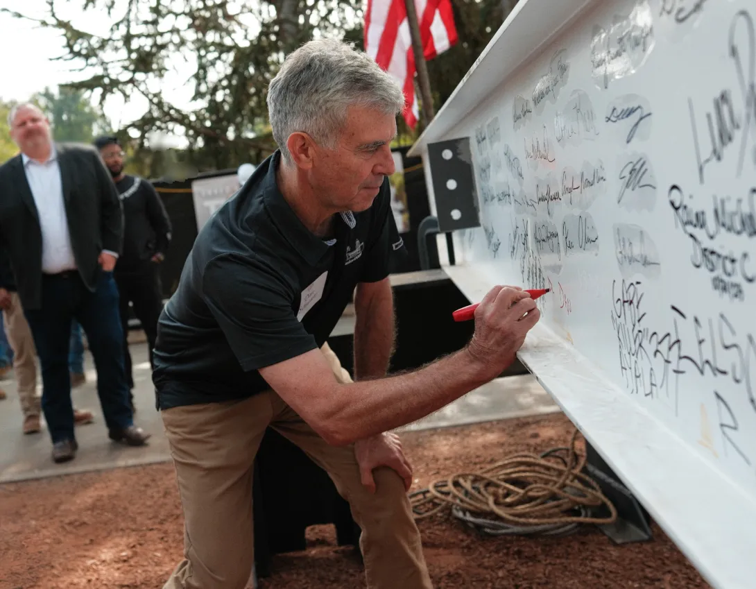 Dan Schwartz signing a construction beam of the new GSE buildings. (Photo: Ryan Zhang)